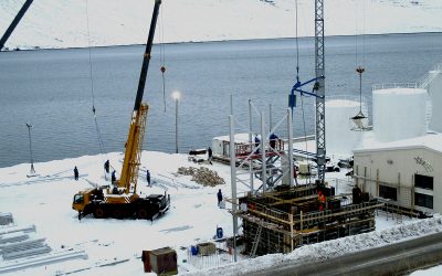 Byrjað að reisa stálgrindina